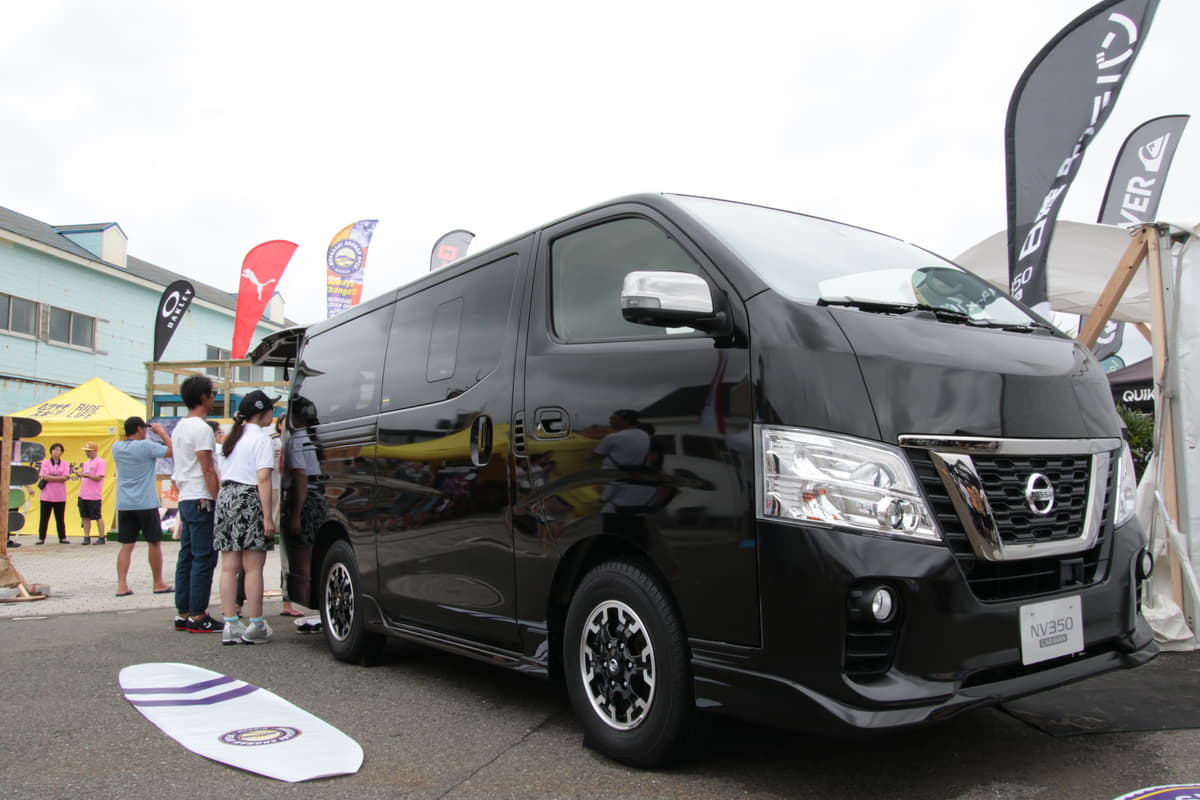 8月下旬発売 日産nv350キャラバンの新モデル アーバンクロム が鵠沼海岸に現る Auto Messe Web 自動車情報サイト 新車 中古車 Carview