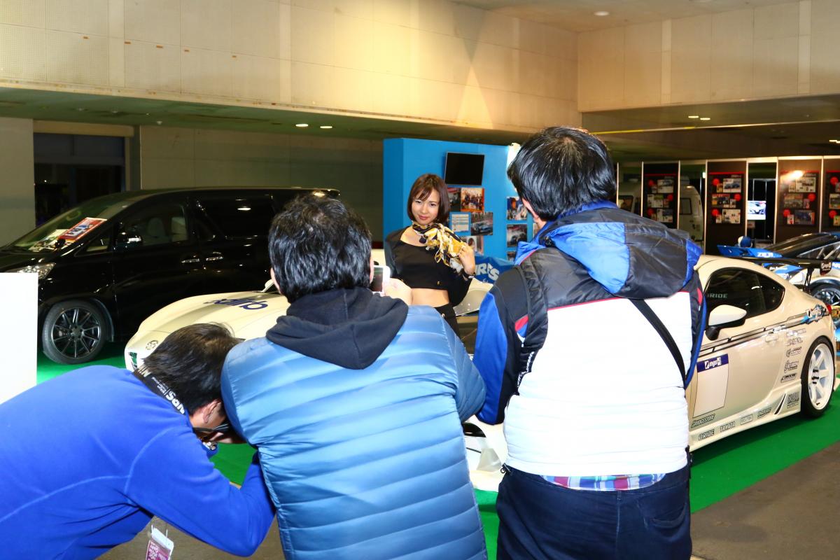 コンパニオン経験者が指南 モーターショー会場で女性の正しい撮り方とは Web Cartop の写真 自動車情報サイト 新車 中古車 Carview