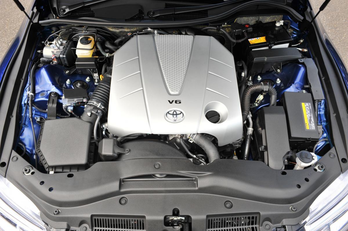 クルマのエンジンで同じ排気量と気筒数なら「V型」と「直列」で違いはある?