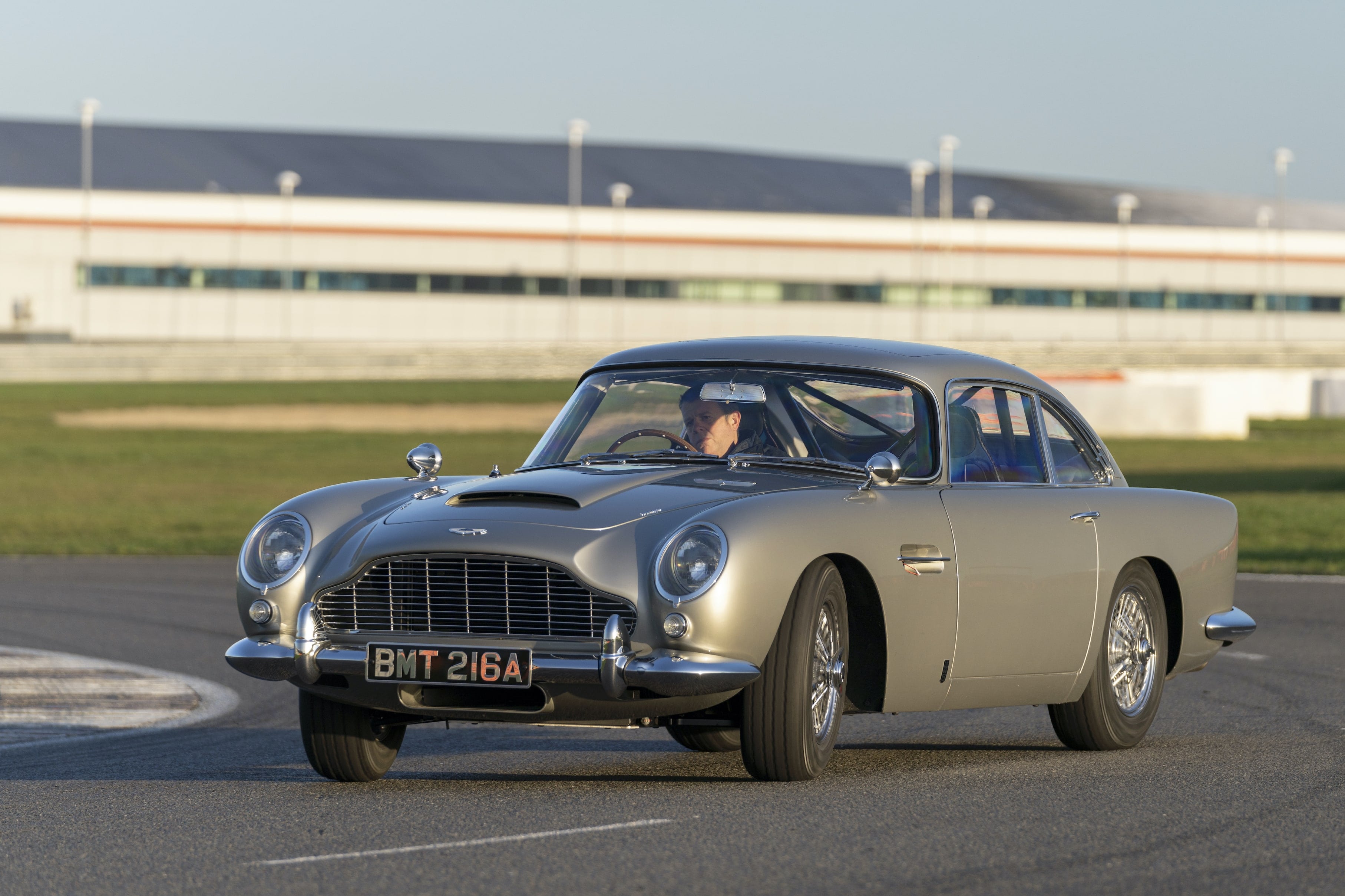 映画007に登場する アストンマーティン Db5 スタントカー に試乗 ボンドカー特集 Genroq Web 自動車情報サイト 新車 中古車 Carview