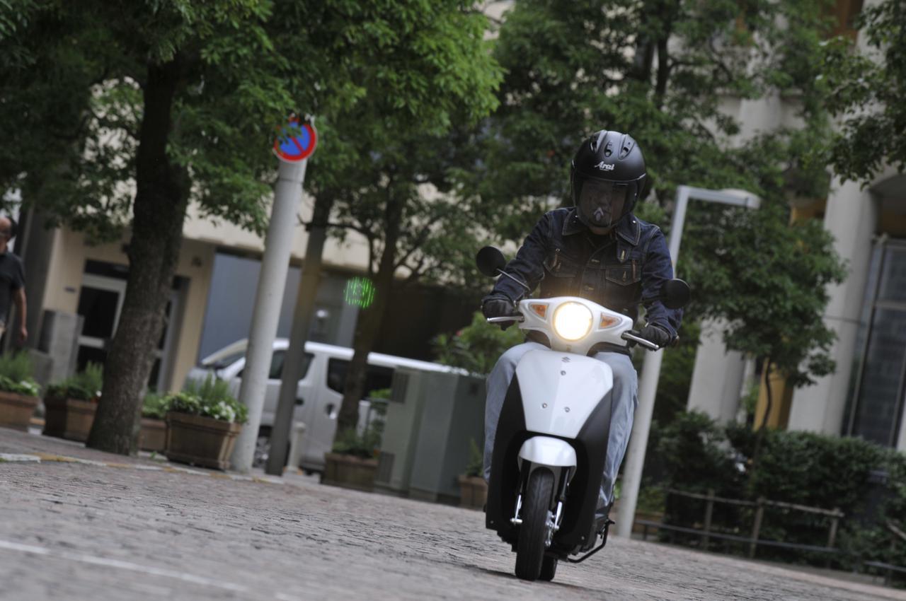 スズキ レッツ は50cc原付スクーターの最高コスパ バイク初心者も必見の 原付スクーターにとって大事なもの って何だ 穴が空くまでスズキを愛でる レッツ 試乗インプレ 2 Webオートバイ 自動車情報サイト 新車 中古車 Carview