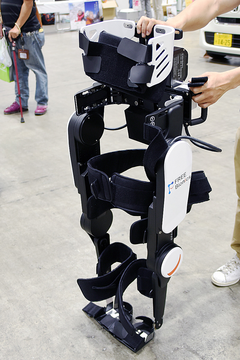 脊髄損傷者が再び自らの足で歩ける！歩行支援ロボットの進化がすごい