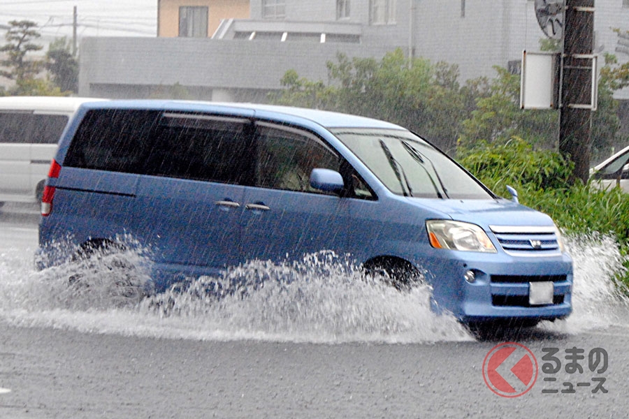クルマは道路が冠水しても走行できる 浸水で停止する限界はどれくらいなのか くるまのニュース 自動車情報サイト 新車 中古車 Carview