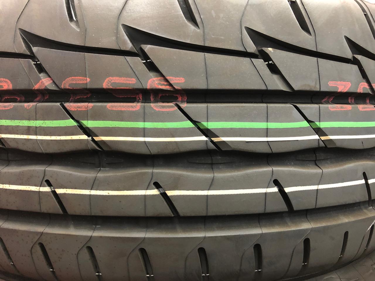 【くるま問答】新品タイヤのトレッド面（接地面）にある、赤や緑などの線の意味はなに？