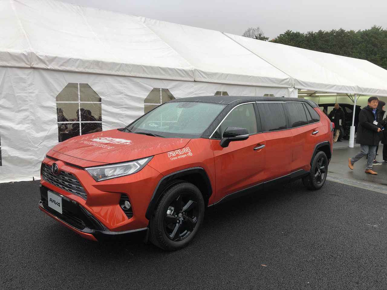 トヨタrav4にリムジンが追加か 富士スピードウェイに突如現れて関係者はびっくり Webモーターマガジン 自動車情報サイト 新車 中古車 Carview