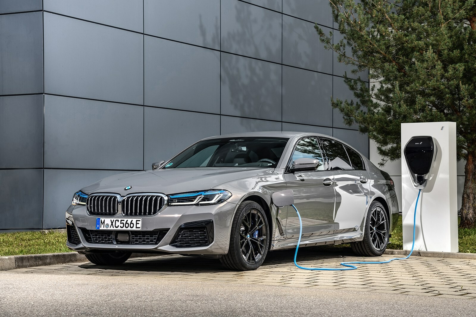 BMWが5シリーズのPHVにハイパワーな「545e」を追加。最高出力394hp、EV航続距離57km