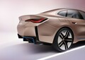 BMW、電動4ドアクーペ「コンセプトi4」を初披露。大型化したキドニーグリルはセンサーパネルとして機能