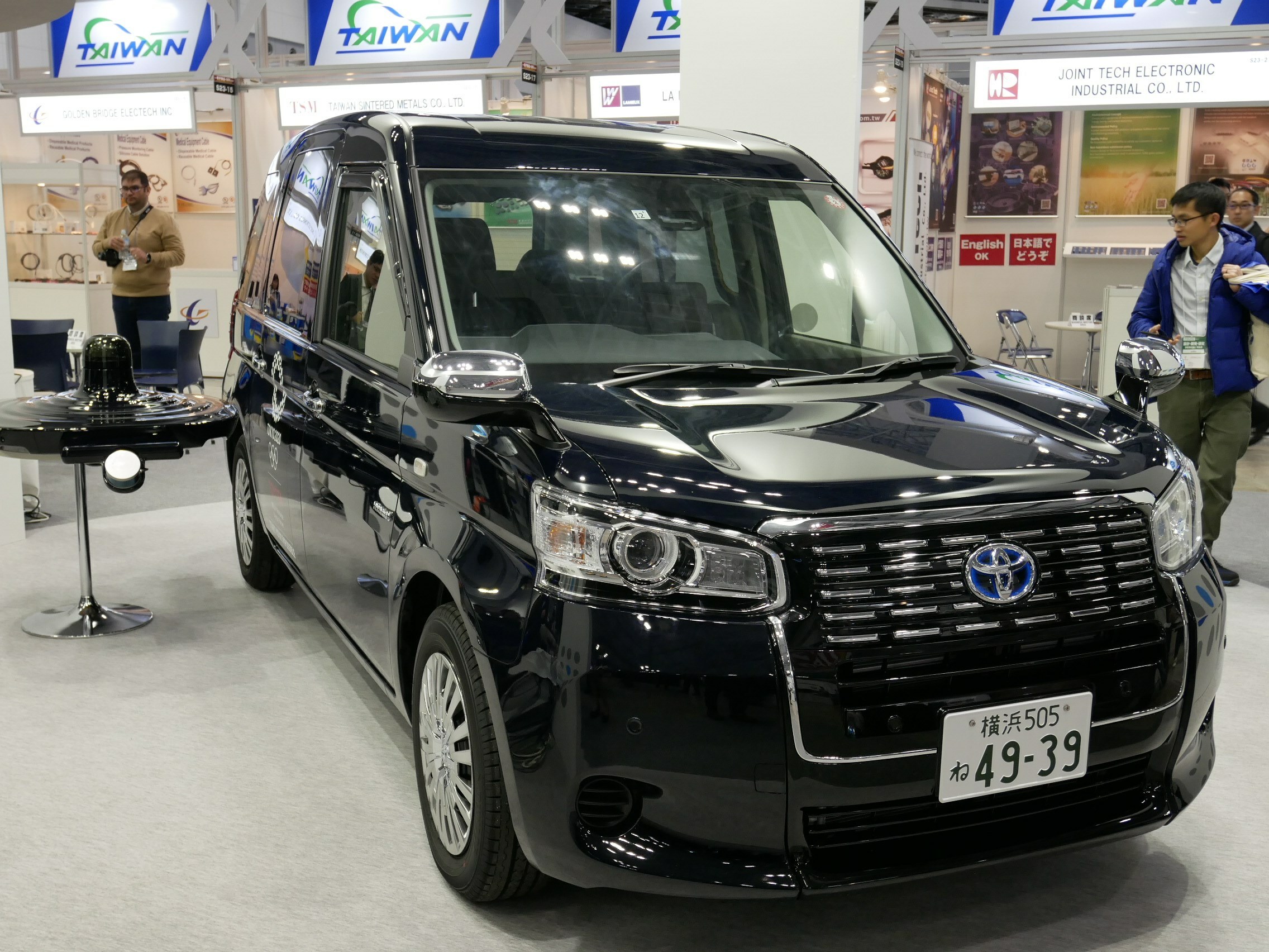 日本のトップランナーが出展したJPN TAXIを自動運転化するキットに注目度マックス！（第12回オートモーティブワールド）